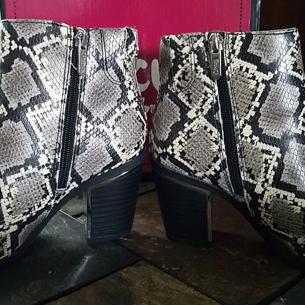🐍  Circus by Sam Edelman Snake Print boots - Picture 5 of 7